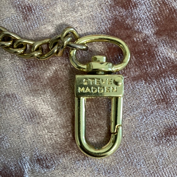 Steve Madden Gold Pin Keychain - Picture 4 of 4